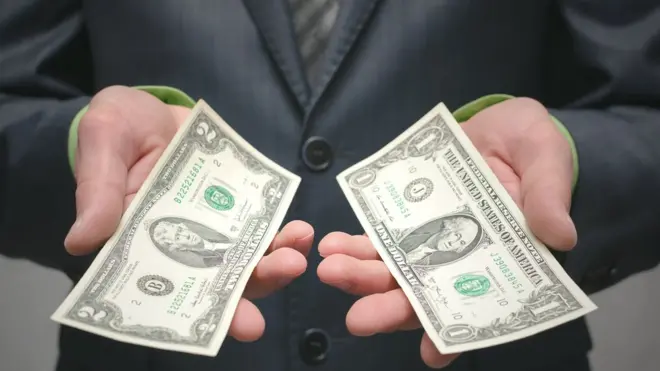 Las empresas extranjeras pagan a los trabajadores que tienen en Venezuela mucho menos de lo que cobrarían fuera.