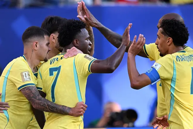 Jogadores do Brasil comemorando