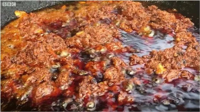 Dòdò Ìkirè dúdú sùgbọ́n oyin ni