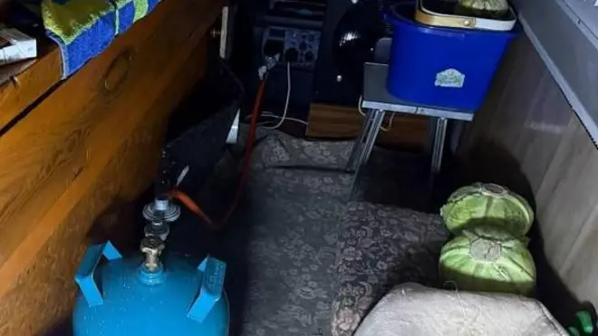 На фото газовий балон блакитного кольору разом із генератором