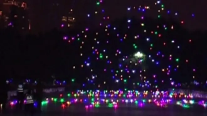 中国・広州市で11日夜、春節の終わりを記念して、約1000機のドローンによる飛行ショーが夜空を彩った。