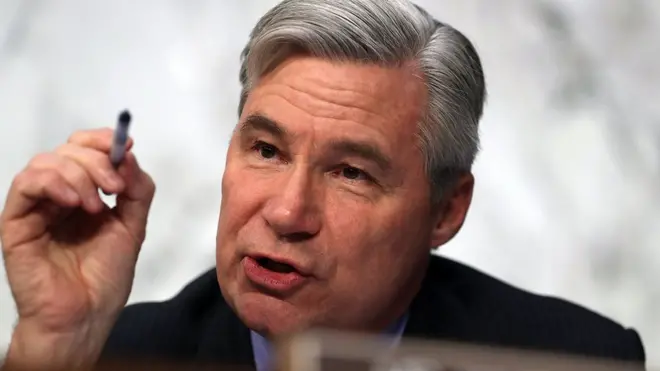 Senatör Whitehouse, Senato'nun Adalet Komisyonu üyesi