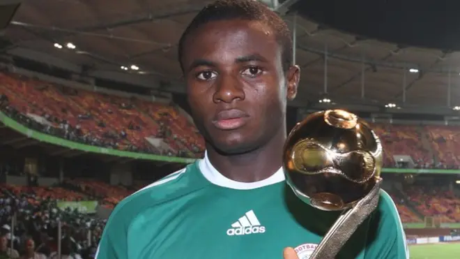 Sani Emmanuel of Nigeria collect di Golden Ball award for di best player for 2009 Under-17 World Cup