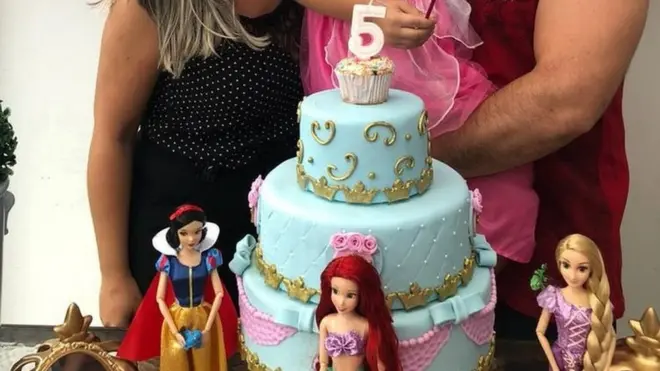 Liuz je imao tortu sa Diznijevim princezama na jednom rođendanu