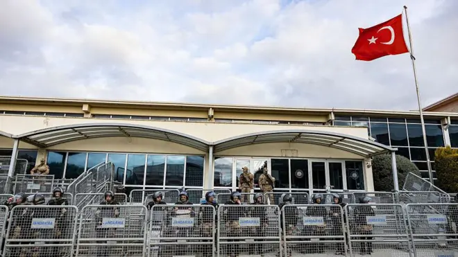 Silivri'de cezaevi yerleşkesinin önüne barikat kuran jandarmalar