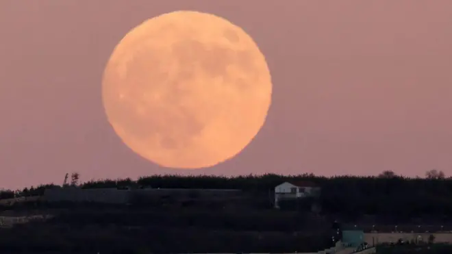 Ukwezi kwazoye bidasanzwe 'supermoon' kuzamuka hejuru y'imisozi ya Goran yigaruriwe na Israel mu museke wo kuri uyu wa gatatu