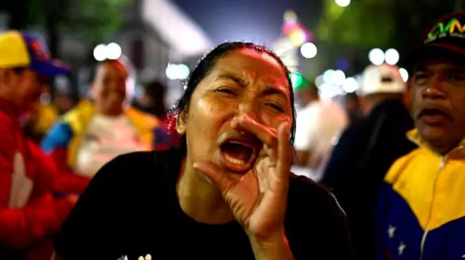 Mulher venezuelana na rua