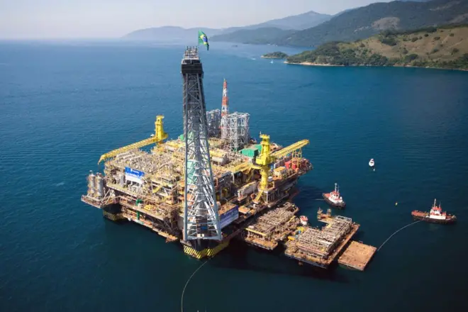 Plataforma de extração de petróleo da Petrobras em Angra dos Reis