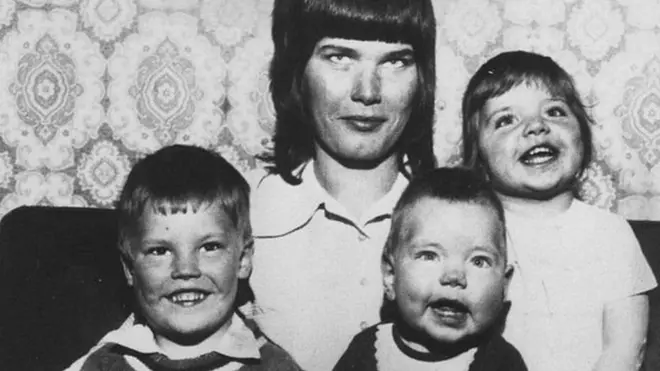 પોતાના ત્રણ બાળકો (ડાબેથી જમણે) - પૉલ, સામંથા અને ડૉનની સાથે બેઠેલા એલ્સી રાલ્ફ