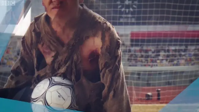 čovek sa fudbalskom loptom