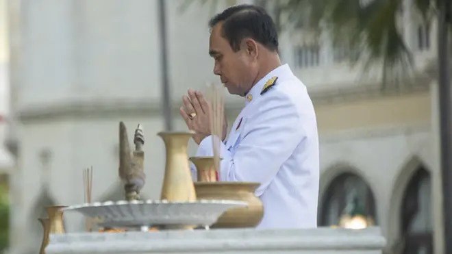 นายกฯ สักการะสิ่งศักดิ์สิทธิ์ประจำทำเนียบรัฐบาล ก่อนนำ ครม. เข้าเฝ้าฯ ถวายสัตย์ปฏิญาณก่อนรับหน้าที่ เมื่อวันที่ 16 ก.ค.