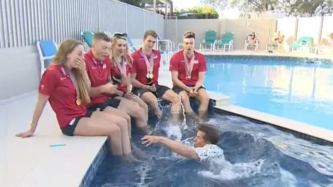 Майк Бушелл упав у басейн у прямому ефірі