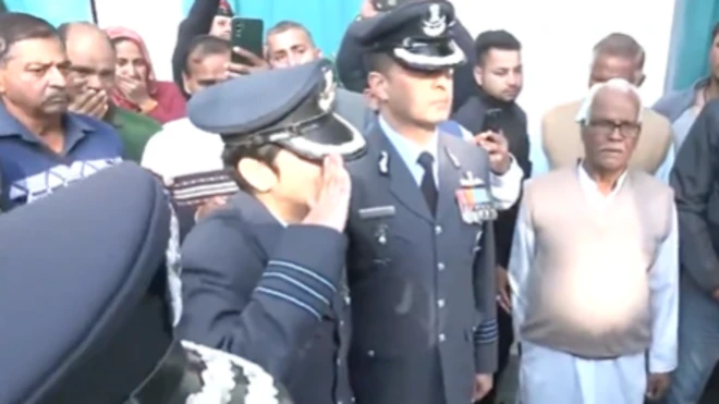 नमांश स्याल यांना सलामी देताना त्यांच्या पत्नी.