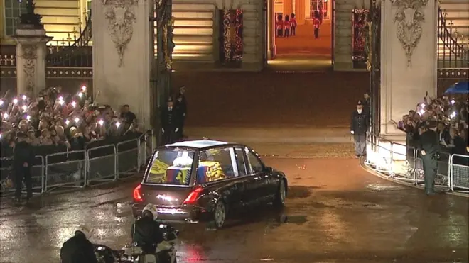 وصلت العربة التي تحمل جثمان الملكة الراحلة إليزابيث الثانية إلى قصر باكنغهام وسط استقبال حاشد.