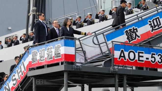台灣總統蔡英文前往南部高雄左營海軍軍港