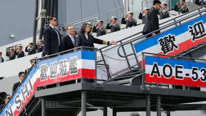 台灣總統蔡英文前往南部高雄左營海軍軍港，見證台灣自製潛艇簽約儀式