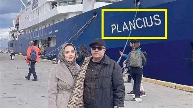 شهرام دبيري وزوجته في الصورة أمام سفينة تحمل اسم "بلانسيوس".