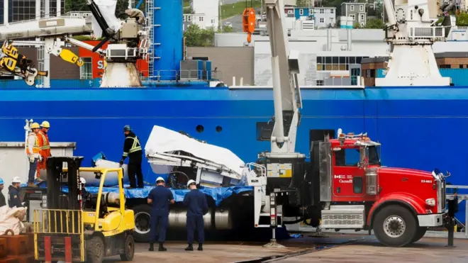 하얀색 잔해를 트럭에 싣는 모습