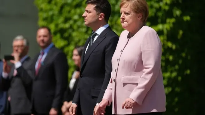 Merkel mengatakan dia mengalami dehidrasi. "Saya sudah minum setidaknya tiga gelas air dan kondisi saya sekarang sangat baik."
