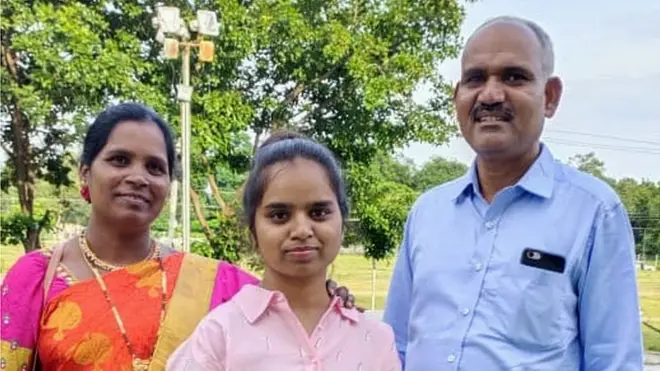 తల్లితండ్రులతో కల్పన నల్లోల