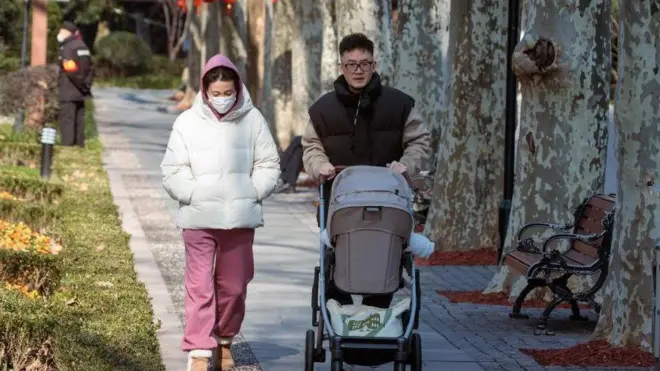 اداره آمار چین چند روز پیش اعلام کرد که جمعیت این کشور برای اولین بار در ۶۰ سال گذشته کاهش داشته است و نرخ تولد به کمترین حد خود رسیده است