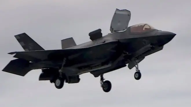 Истребители F-35 впервые поднялись в небо и сели с борта нового британского авианосца, "Куин Элизабет".