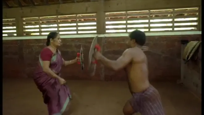 インド南部の武術、カラリパヤットをたしなむ73歳の女性がインターネットなどで話題になっている。