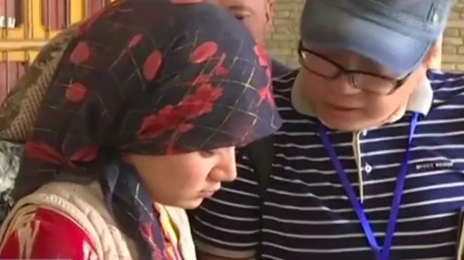 वीगर श्रमिकों को बाहर ले जाने पर 2017 को सरकारी टीवी पर दिखाई गई रिपोर्ट में 19 साल की बुजेनेप