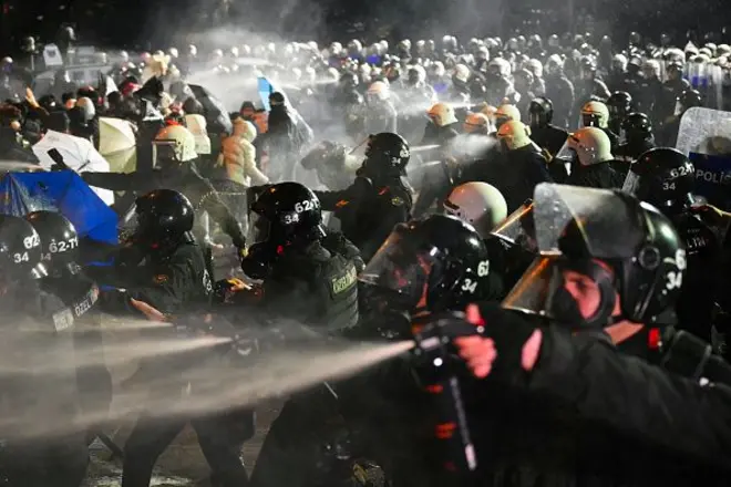 polis istanbulda göstericilere müdahale ediyor 