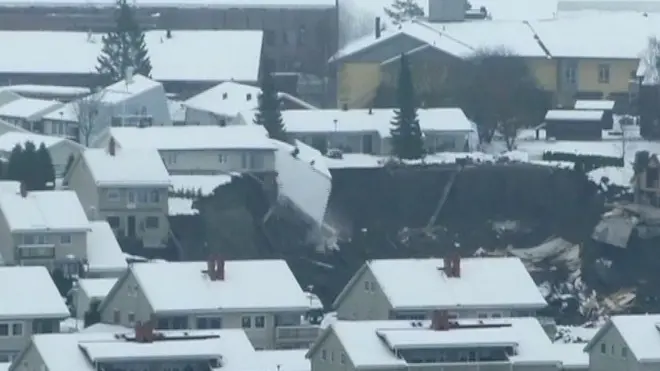 انهيار أرضي يدفن منازل قرية في النرويج