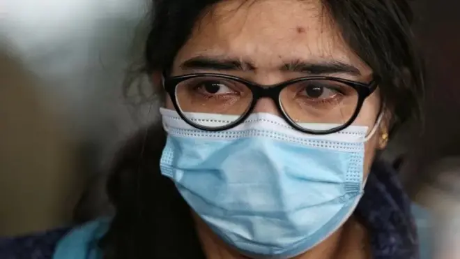 दिल्ली के इंदिरा गांधी अंतरराष्ट्रीय हवाई अड्डे पर यूक्रेन से लौटी एक भारतीय छात्रा