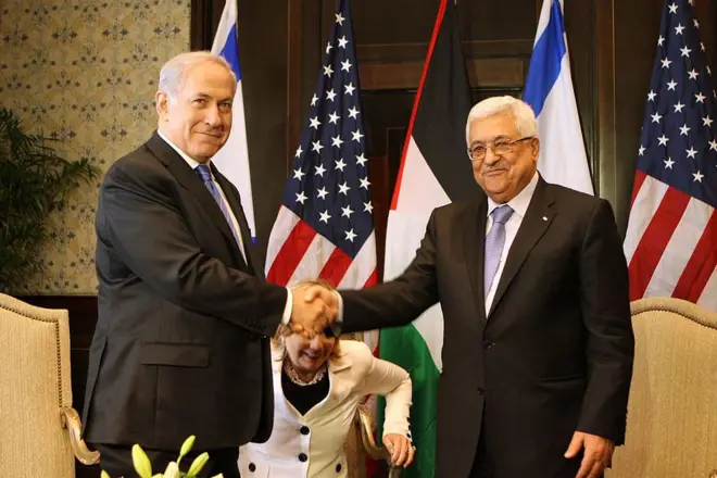 رئيس السلطة الفلسطينية محمود عباس (يمين) مع نتنياهو. أرشيف