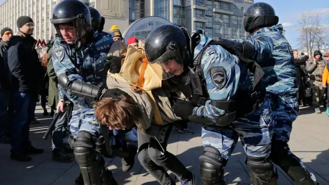 Во время митинга в Москве было задержано более тысячи человек