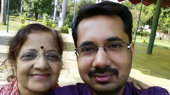 اشیش اور ان کی والدہ وٹس ایپ کے ذریعے رابطے میں رہتے ہیں