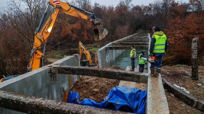 Radnici popravljaju oštećeni kanal na severu Kosova, snabdevajući vodom dve termoelektrane na ugalj koje proizvode skoro svu električnu energiju u zemlji, u Varage, blizu Zubinog Potoka, Kosovo 30. novembar 2024.