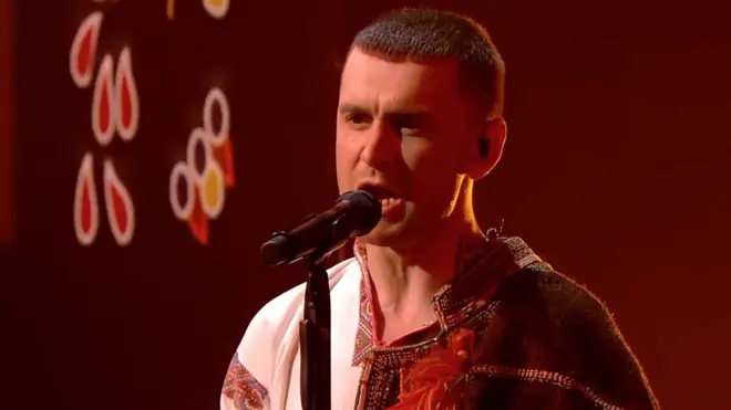 卡盧什管弦樂團主音歌手奧萊·普修克(Oleh Psiuk)