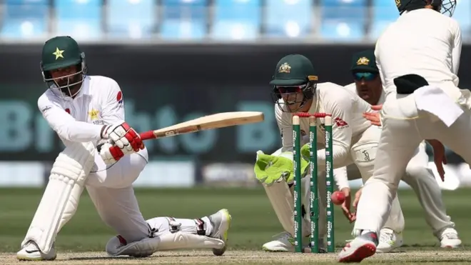 محمد حفیظ نے کھانے کے وقفے کے بعد اپنی نصف سنچری مکمل کر لی