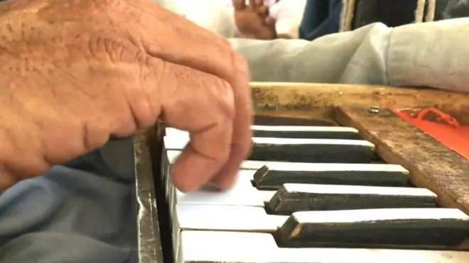 نابینا گلوکار