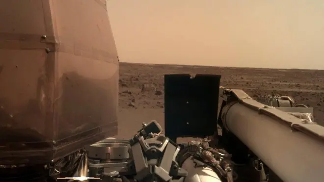 "Hay una belleza tranquila aquí", tuiteó la NASA para compartir la segunda imagen de InSight desde Marte. La misión tardó siete minutos entre la entrada a la atmósfera hasta tocar la superficie del planeta.