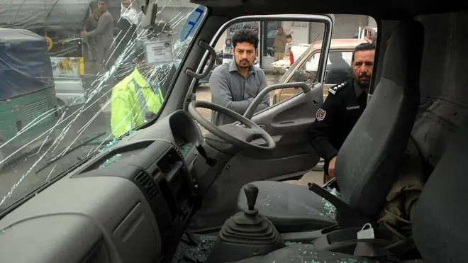 ددغه برید مسؤولیت د "تحریک طالبان پاکستان" اورپکې ډلې منلی دی.