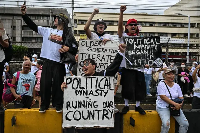 Imagens de manifestantes segurando cartazes em Manila, nas Filipinas