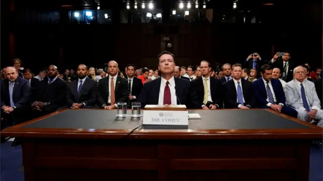 كومي أثناء شهادته أمام لجنة الاستخبارات في مجلس الشيوخ