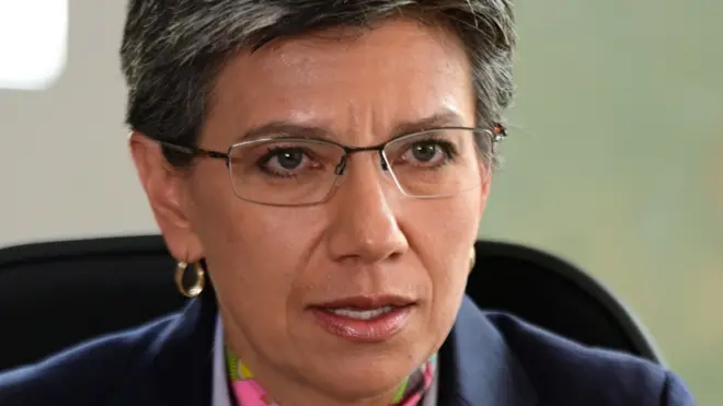 Claudia López tiene un apoyo poco frecuente para alcaldes en Bogotá. Pero la clase política la critica desde izquierda y derecha.