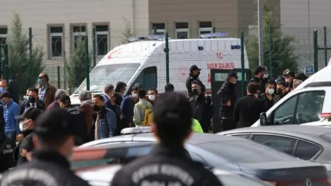 Mahkeme salonunun önünde yoğun güvenlik önlemleri alındı.