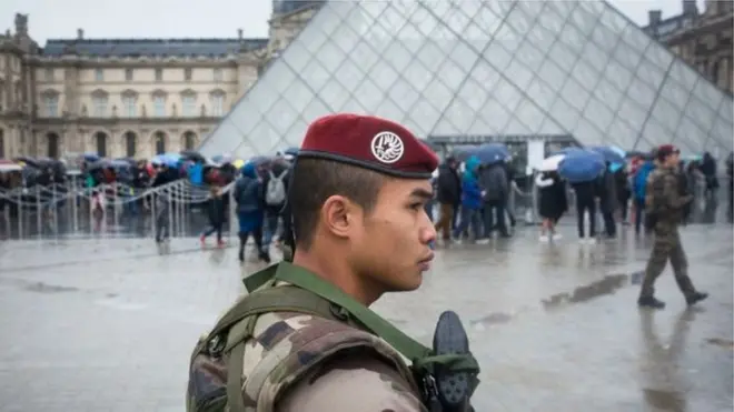 جرى تشديد الإجراءات الأمنية في اللوفر بعد الحادث
