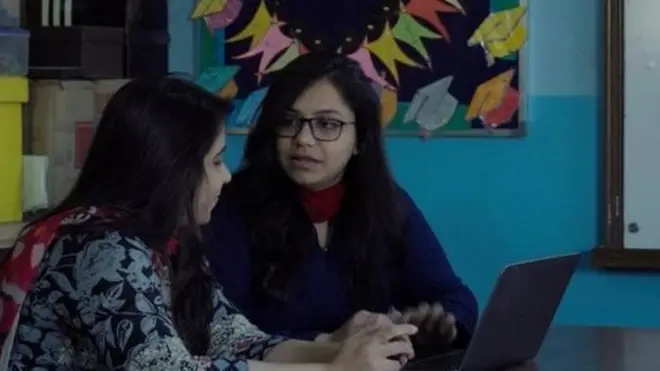 ثنا اور ان کی بہن سمیرا خواتین کو ماہواری کے بارے میں بہتر صلاح دینی کی کوشش کرتی تھیں