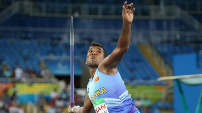 ආබාධිත හමුදා සෙබළකු වන දිනේෂ් ප්‍රියන්ත හේරත් මීටර 58.2 ක් දුර හෙල්ල විසි කිරීමට සමත් විය