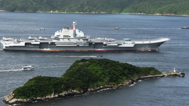 辽宁号进入维多利亚港（新华社图片7/7/2017）