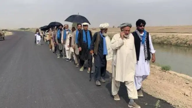 په کاروان کې سپین ږيري او ځوانان روان دي.