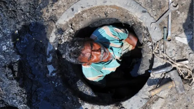 మ్యాన్‌హోల్‌లో కార్మికుడు